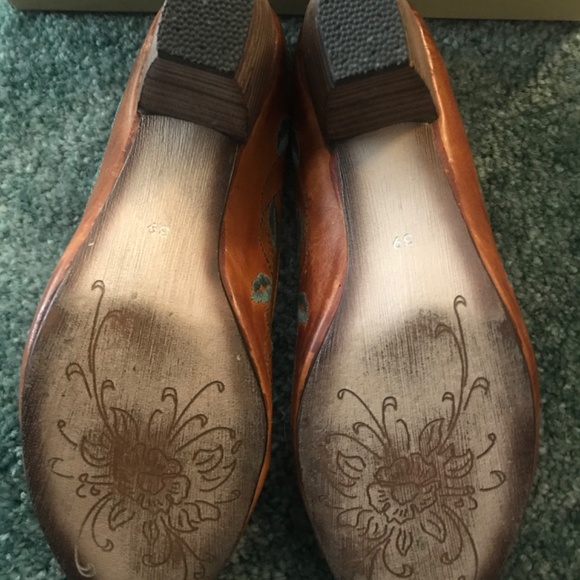 Rose Embroidered pump - Picture 5 of 8